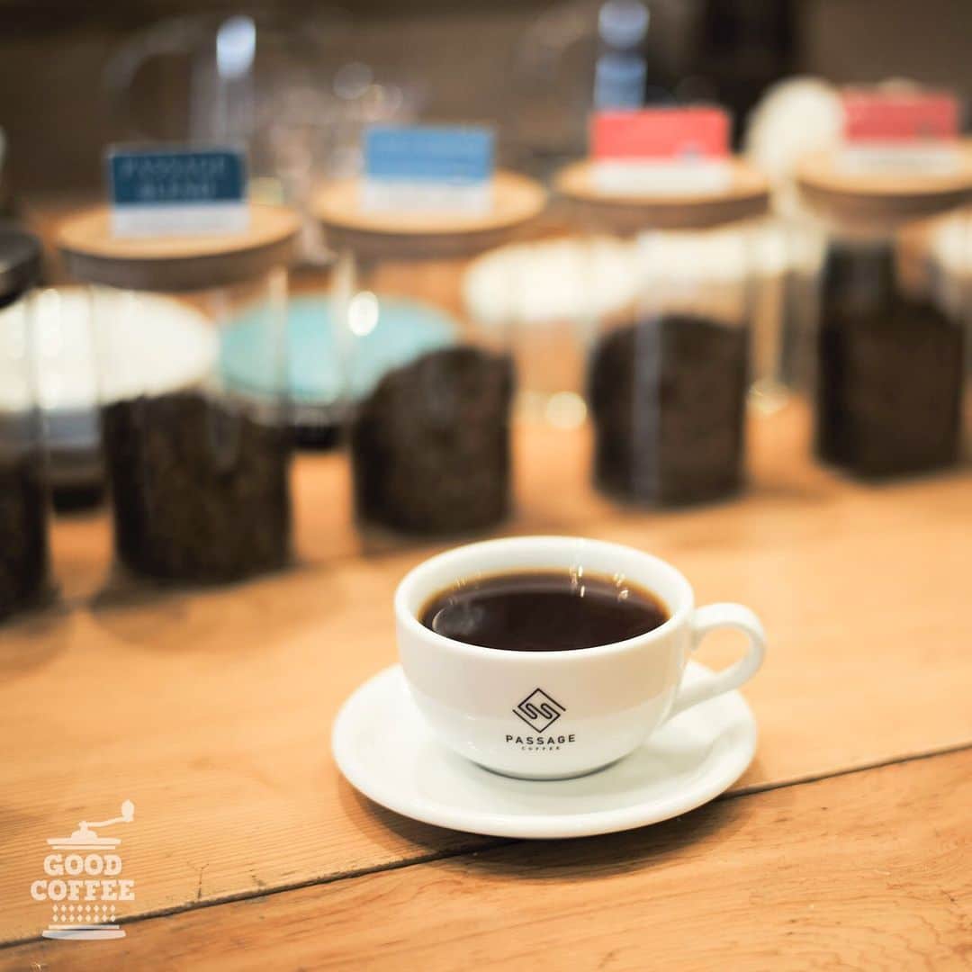 goodcoffeemeさんのインスタグラム写真 - (goodcoffeemeInstagram)「. ☕️ Good Coffee Crew Recommend Shop Info ☕️  【PASSAGE COFFEE (@passagecoffee) ／ 東京・三田】  GC Crew：@tomo__110 「2014年のWorld AeroPress Champion🏆でもある佐々木バリスタが率いるPASSAGE COFFEE。  “スペシャルティコーヒーを、特別ではなく、日常へ。”をコンセプトに、コーヒー豆の素材本来の魅力を引き出すため、祖師ヶ谷にあるROASTERYと共鳴させながら、様々な経験をつんだロースターやバリスタがコーヒー豆が”コーヒー”となる道筋を素敵につくりだして、私達に届けてくれます。」  — 📍東京都港区芝5-14-16 大正堂ビル1F 🕘7:30～19:00（土日祝 9:00〜19:00） 定休日：不定休 —」1月18日 19時00分 - goodcoffeeme