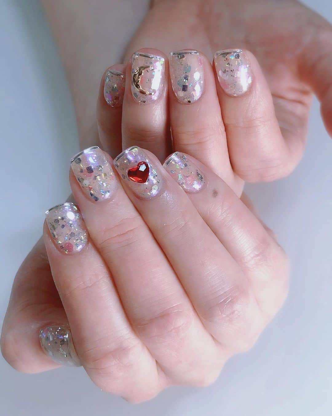 Mayu Ogawaさんのインスタグラム写真 - (Mayu OgawaInstagram)「🌟🌟キラキラ🌟🌟 ご希望を叶えたら、こんな可愛いネイルになりました💗 ショートネイルさんはキラキラが可愛くなる〜(´∀｀)♡  ↓ストーリーでお約束してたアイテムは最後に添付♪ @toysbyinity  new aulora powder pink&blue @icegel_japan  チャンキーなホロジェル♪ イルミネーションジェル  持ってる色んなオーロラやシルバーのホロを敷き詰めて、 キラキラなジェルとオーロラパウダーでコーティング♪♪  かわいすぎるよー🦄✨  #キラキラネイル #ホログラムネイル #ラメネイル #オーロラネイル #ゆめかわネイル #ゆめかわいい  #ショートネイル ##ジェルネイル #ジェルネイデザイン #ネイルアート  #mdanail #mdamayu #銀座ネイルサロン #東京ネイルサロン」1月18日 19時00分 - m_d_a