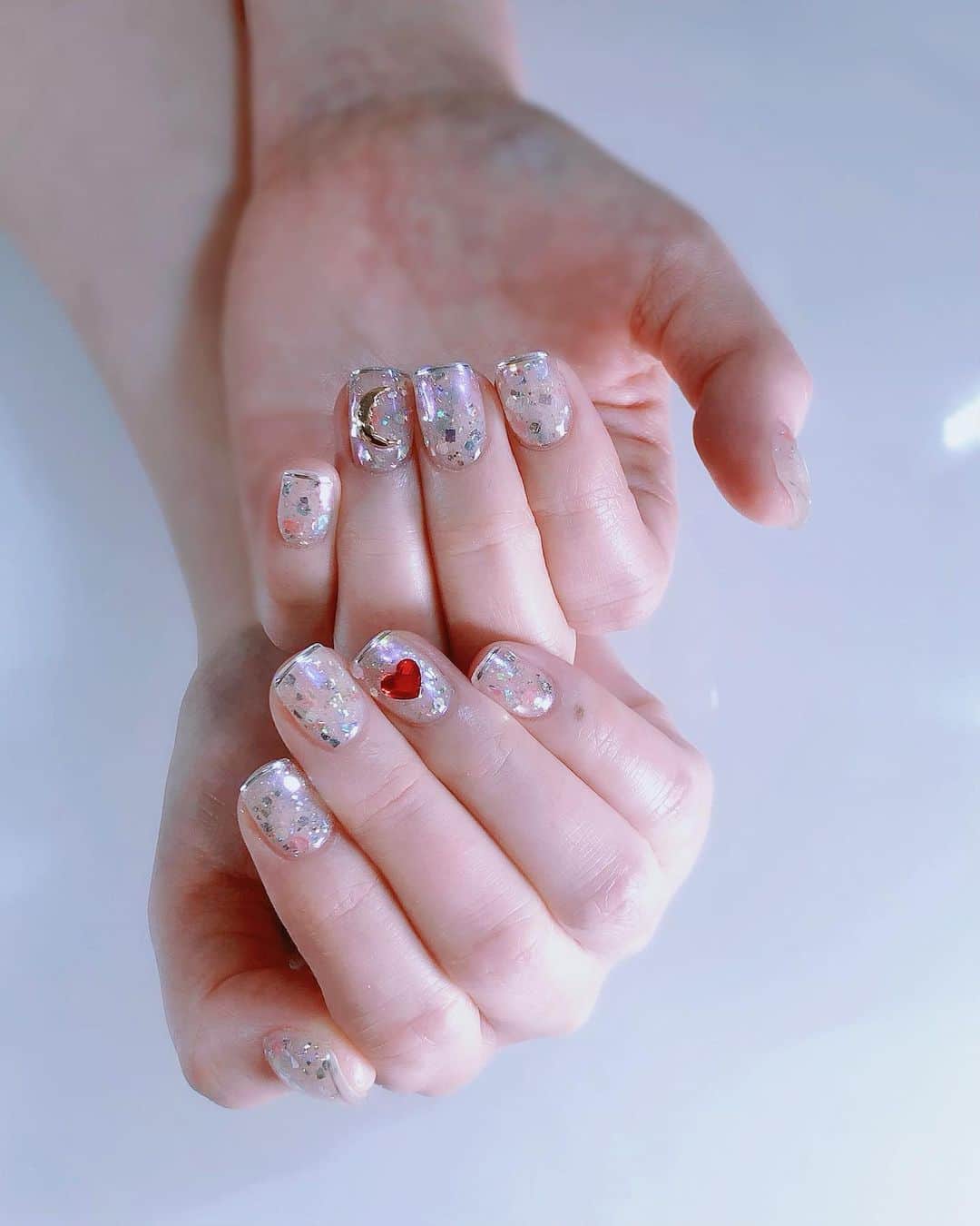 Mayu Ogawaさんのインスタグラム写真 - (Mayu OgawaInstagram)「🌟🌟キラキラ🌟🌟 ご希望を叶えたら、こんな可愛いネイルになりました💗 ショートネイルさんはキラキラが可愛くなる〜(´∀｀)♡  ↓ストーリーでお約束してたアイテムは最後に添付♪ @toysbyinity  new aulora powder pink&blue @icegel_japan  チャンキーなホロジェル♪ イルミネーションジェル  持ってる色んなオーロラやシルバーのホロを敷き詰めて、 キラキラなジェルとオーロラパウダーでコーティング♪♪  かわいすぎるよー🦄✨  #キラキラネイル #ホログラムネイル #ラメネイル #オーロラネイル #ゆめかわネイル #ゆめかわいい  #ショートネイル ##ジェルネイル #ジェルネイデザイン #ネイルアート  #mdanail #mdamayu #銀座ネイルサロン #東京ネイルサロン」1月18日 19時00分 - m_d_a