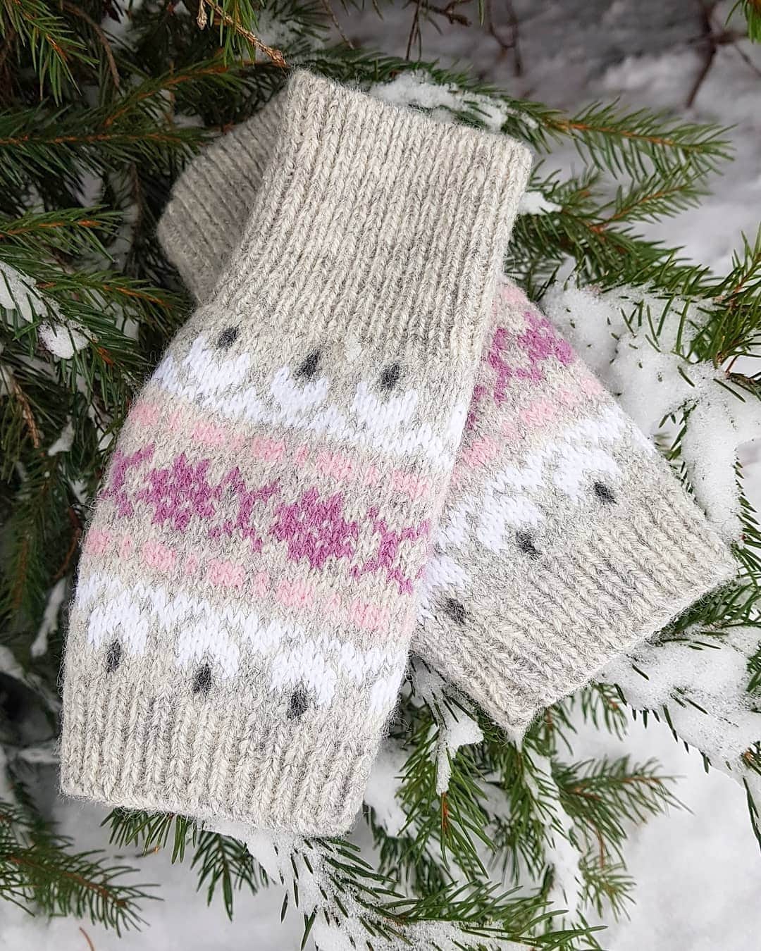 ティネスのインスタグラム：「Have a great week everyone! 💗 Stay warm & safe! ❄  This week we gonna add some new mitten designs to our online shop. Also new sets of hat & scarf are coming. Stay tuned! 😉  WWW.TINES.LV WORLDWIDE SHIPPING」