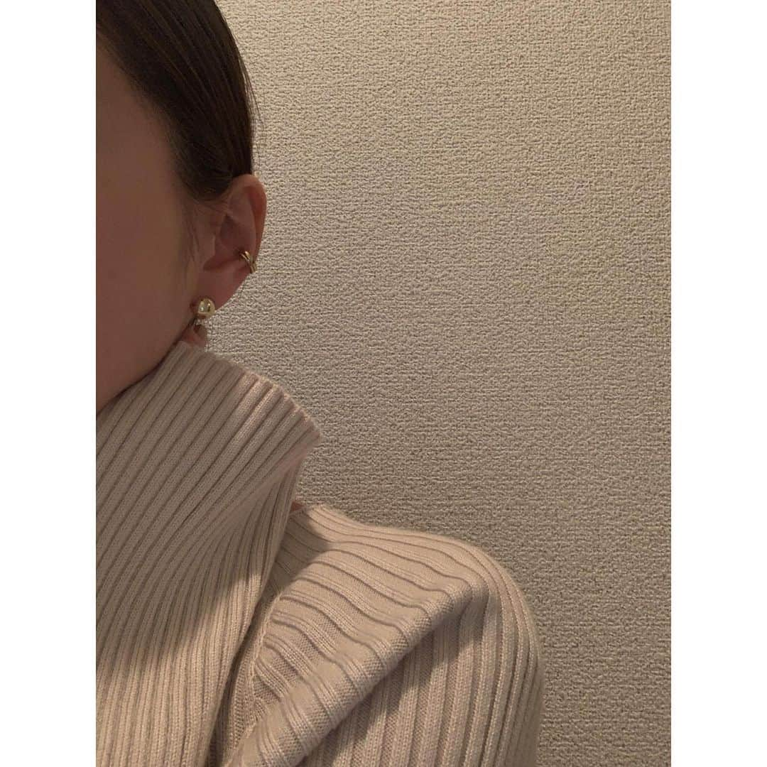 伊地知朋子さんのインスタグラム写真 - (伊地知朋子Instagram)「____ 初の試みだった質問欄。たくさんの質問ありがとうございました🤲🏻 どんなことに興味持ってくださっているかはっきり知ることができて面白かった♡ @urbanbobby_official の 新作も楽しみにしてくださりありがとうございます！！ 父と3人で作るのでお時間頂戴しますが今しばらくお待ちいただけますと幸いです😌 詳細決まり次第upしますね。 . acce// @mint.jewelry_official  knit// @chaisy_style」1月18日 19時06分 - tomoko_urbanbobby