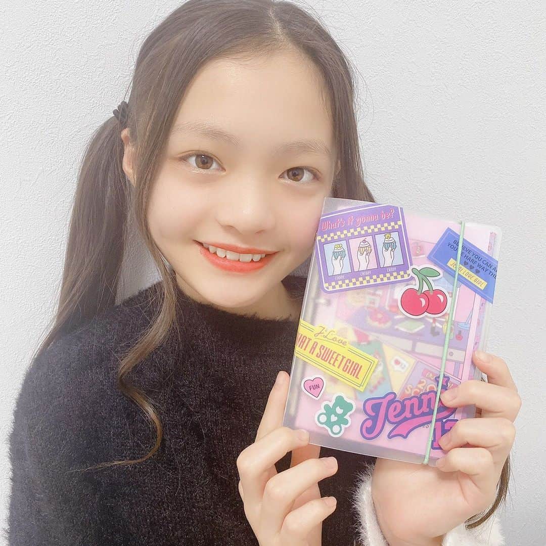 ニコ☆プチのインスタグラム：「ノアのふろくの使い方❤️時間割もきっちり書いてる🧐しっかりさんだね👏🏻  ジェニィラブのかわいすぎるシステム手帳🥰 予定書くのもカラフルにしちゃうくらいかわいぃ♡ 2021年が楽しくなりそうな予感です✨  #ニコプチ #ニコプチふろく #プチモのふろくの使い方  #ニコプチふろくのある生活  #ジェニィラブ #jennilove #ふろく #川崎王愛」