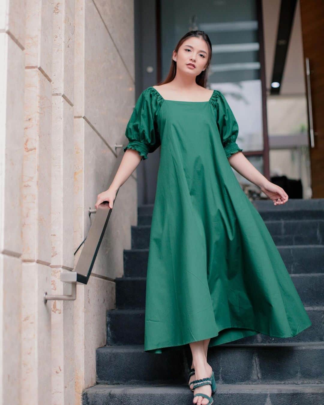 チェルシー・オリビアのインスタグラム：「The way your dress is an expression of your personality 💕 Udah lama banget cari dress yang model puff kayak ala Korea gini, untung aja ketemu di @clouwny . Seneng sama bahannya yang dingin pas dipake dan yang paling penting cuttingan dress ini walau keliatannya besar (bisa sampe XXL) tapi tetep ngebentuk badan aku gitu.  Super puas sama @clouwny 😍 . . . Handled by @iconic_sister」