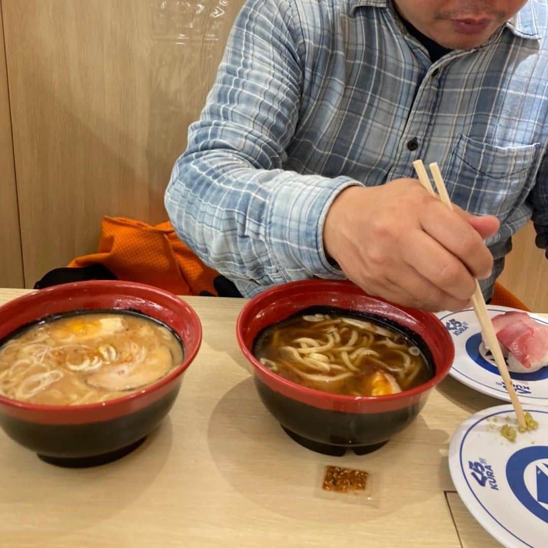 赤プルさんのインスタグラム写真 - (赤プルInstagram)「東洋館ありがとうございました！ 試したかったネタ試せてよかった。 今年は色々新しいことやっていくべ！ 帰りにROXのくら寿司に寄ったら大当たりが出て射撃！ 見事お茶を撃ち落としました。 旦那は2回とも自分でやるかね？と拗ねていたけど、お茶はあなたのために狙ったのですよ。 1回目は構えからして全然だめ！写真見てくださいよ！利き手じゃない方で打とうとしてたかんね。 今年一発目の浅草、幸先いいスタートが切れました。 2月も毎週月曜に出演します！ #赤プル とだんな #チャイム #浅草漫才協会 #漫才大行進 #東洋館 #寄席 #くら寿司🍣  #ROX 渋谷にもできたってね！ 旦那はラーメン間違えて二個注文してペロリと平げてたかんね。」1月18日 19時14分 - puluco_a