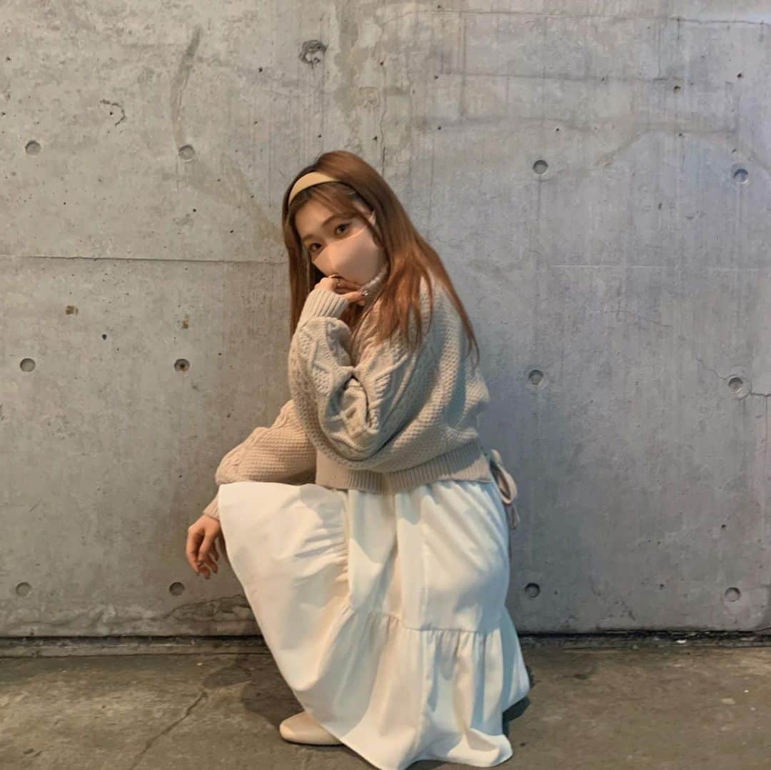 のインスタグラム：「🤍  この前メンバーと #アポカリカフェ 行った時の #ゆり丸コーデ 🍥❤︎  白色担当だからオルホワイトコーデ🤍  ニット→ @heather_love_official  ワンピース→ @zara  ブーツ→ @qoo10.official   オールホワイトやってみたかったの⛄️❤︎かわちい〜  ・ ・ ・ ・  #オールホワイトコーデ #ホワイトコーデ #ザラ #ザラコーデ #zara #heather #ヘザー #qoo10 #qoo10購入品 #ゆり丸  #コーディネート #おしゃれ好き  #インスタ映え」