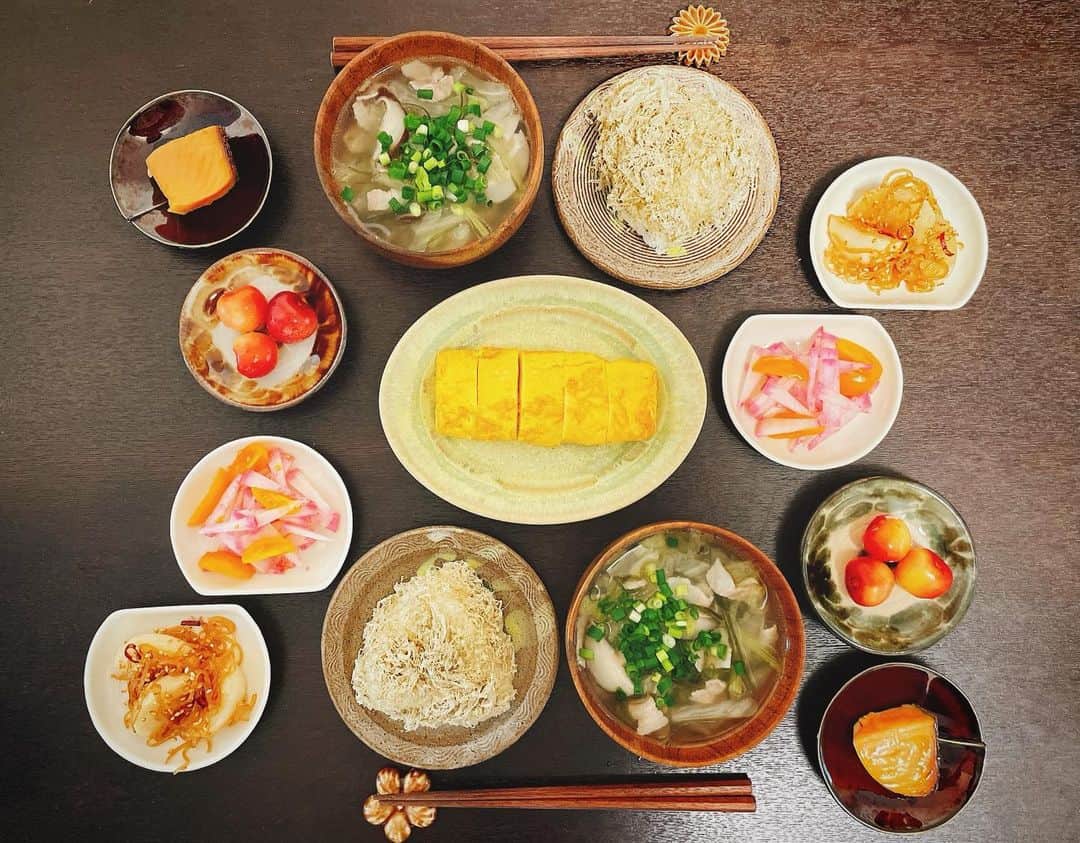 ステファニーのインスタグラム：「🌞🌈🍙 たっぷりお野菜。 なんだかカラフルだけど タンパク質もしっかりの朝ごはん。 _____ 銀鮭の西京焼き 蕪と白滝の金平風 紅しぐれ大根とトマトのサラダ 卵焼き たっぷり野菜と豚肉の昆布出汁スープ とろろ昆布のおにぎり さくらんぼ」