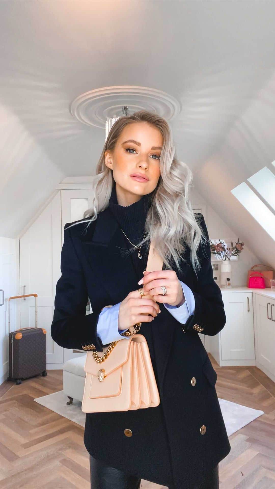 ビクトリアのインスタグラム：「Get yourself up, showered, into your favourite lingerie, your favourite shirt, your favourite whatever. Just so you feel like you can take on a brand new Monday 👏🏼✨ #DressLikeABoss . p.s thankyou to my @bulgari family for this beautiful new Serpenti 😍😍」