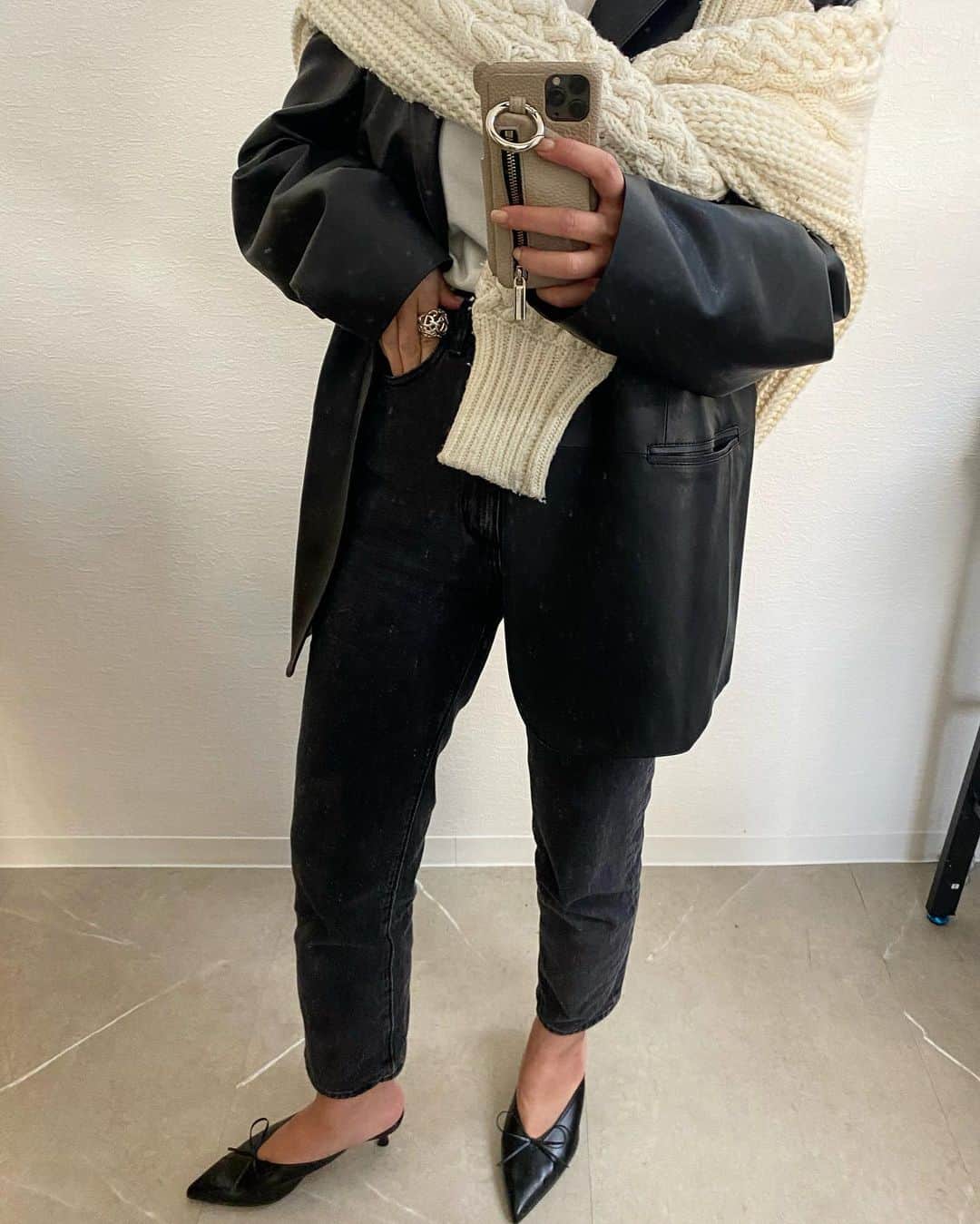 IIDA YURIさんのインスタグラム写真 - (IIDA YURIInstagram)「早く履きたいのに寒くて履けない。  ただ本当に可愛いです。 . @ohgaofficial   . 末ごろに詳しくご紹介させて頂きます🖤 . #ohgashop」1月18日 19時11分 - yurima_ma