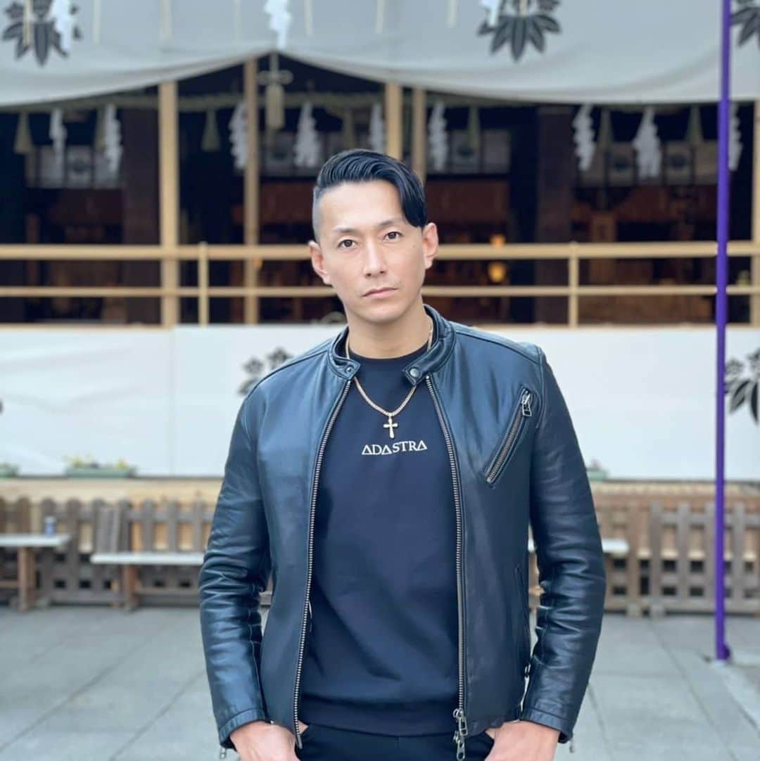 黒石高大のインスタグラム：「初詣 かなり遅くなったけど空いてからのがいいし 神様だって おぅおぅずいぶんオセェなぁコラとは言わないでしょ(笑)おみくじは吉でした ただの紙っ切れなんで信じてたまるかと思いながら毎年引きます(笑) と言う事でYouTuber上げたんでチェックしてください押忍 #初詣 #ADASTRA」