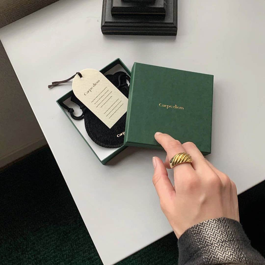 のインスタグラム：「ついに見つけた、金属アレルギーでもつけられるネックレス。﻿ 「Carpe diem」のアクセサリーが見逃せません。﻿ ﻿ ﻿ 長く愛用できるようなシンプルで洗練されたデザインのアイテムが揃い、どんなシーンでも使いやすい「Carpe diem」のジュエリー。﻿ ﻿ ﻿ こちらは医療現場でも用いられるサージカルステンレスを使用しているため、金属アレルギーが起きにくいのだそう。﻿ ﻿ ﻿ 気になる詳細は、 @isuta_jp トップのURLから記事をチェックしてね！﻿ ﻿ ﻿ photo by﻿ @amitomav._.v﻿ @nora_kipamei﻿ @sakura_mtym﻿ @rinari_nari﻿ @my_hphp﻿ @unico_ak_o﻿ ﻿ ﻿ #isuta #イスタ #isuta_fashion ﻿ #isutapic #fashion #韓国ファッション ﻿ #carpediemjw #サージカルステンレス﻿ #ゴールドアクセサリー #ネックレス﻿ #チェーンネックレス #天然石 #アクセサリー﻿ #金属アレルギー対応 #シルバー #シルバーアクセサリー﻿ #アクセサリー#ゴールド #アクセ #リング﻿ #置き画 #置き画くら部 #大人シンプル ﻿ #ファッション #コーデ #大人デザイン﻿ #お洒落な人と繋がりたい #ゴールドリング﻿ #おしゃれさんと繋がりたい」