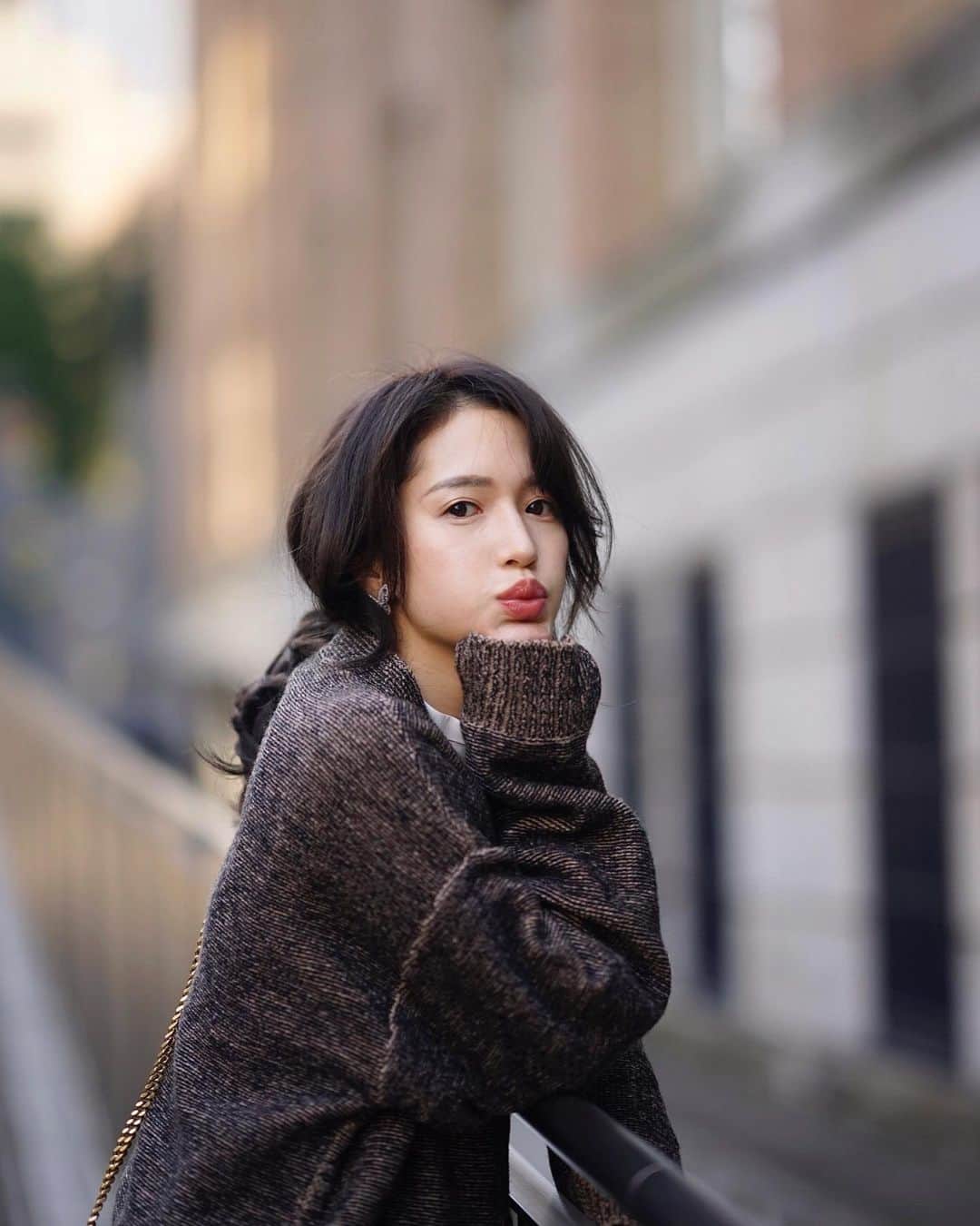 fukishaljのインスタグラム：「Monday's ootd :)  @chanchang_official の新作撮影の日。 そんな撮影の日の私服。  ティシャツなどに合わせたときに 肌触りが心地良いもの 女の子にはオーバーで 男女兼用で着て頂けるサイズ感にしました😊 こんな時期だからこそ 毎日着るお洋服で心が明るくそして気持ち良く生活できるように考えた着まわしカーディガンです😌✨  みなさまも日々が心身共に暖かくなりますように、心を込めて💕  さいごのしゃしんは 海外のタクシー🚕を止めるシーン風😽笑」