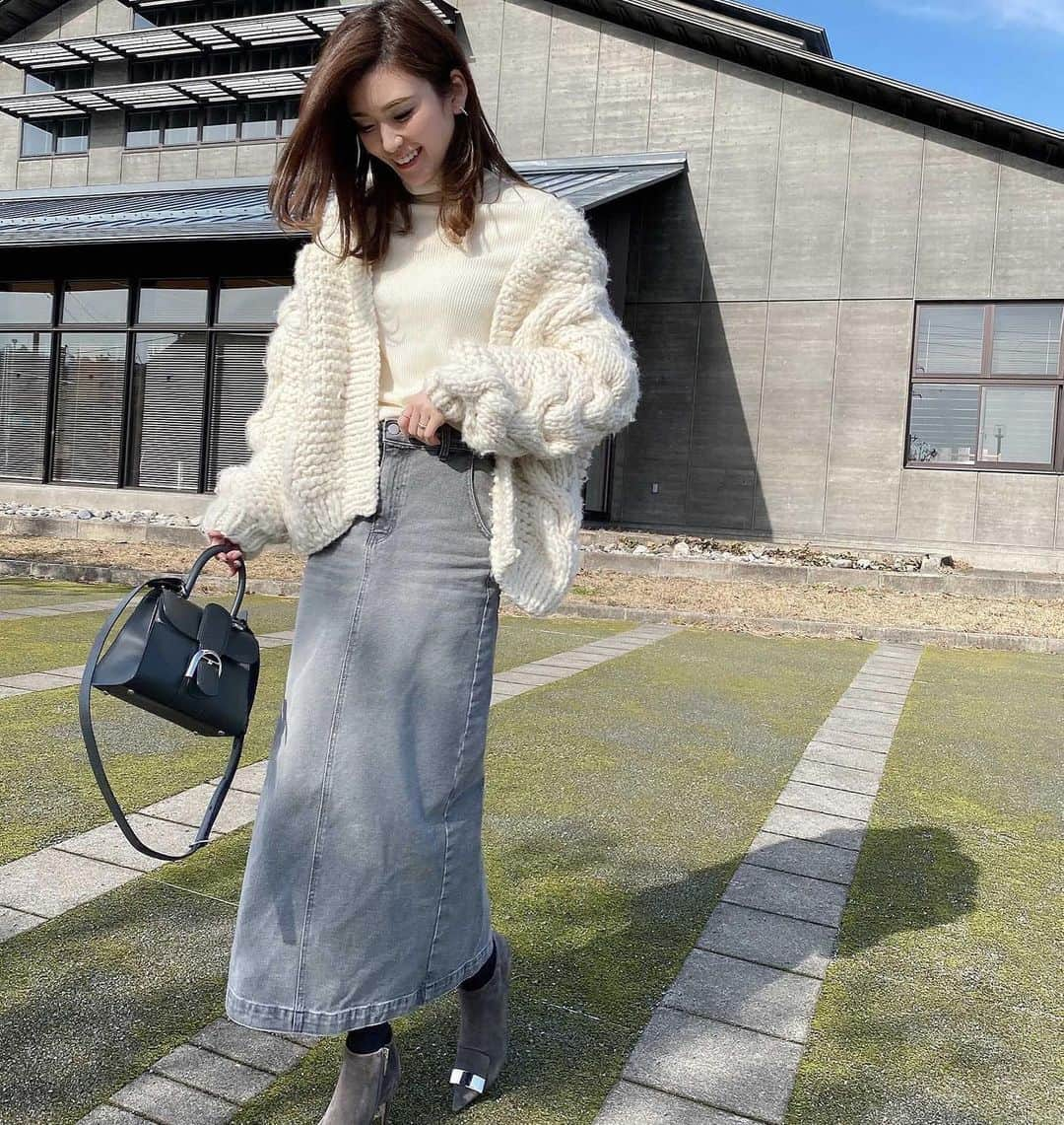 yuukii.iさんのインスタグラム写真 - (yuukii.iInstagram)「写真の半分はだいたい半目🙄♡  outer #ilovemrmittens  knit﻿ #uniqlo  denimskirt @dolce._official  shoes﻿ #sergiorossi bag #delvaux」1月18日 19時17分 - yuukii.i