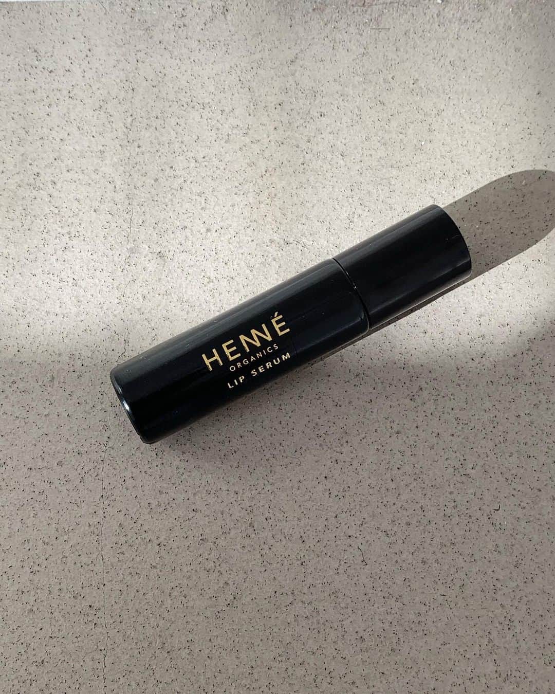 吉竹美聡のインスタグラム：「BEAUTIFUL LIP SERUM 🖤🖤🖤  寝る前のお気に入り🌙🛌💋  #henneorganics #lipserum」