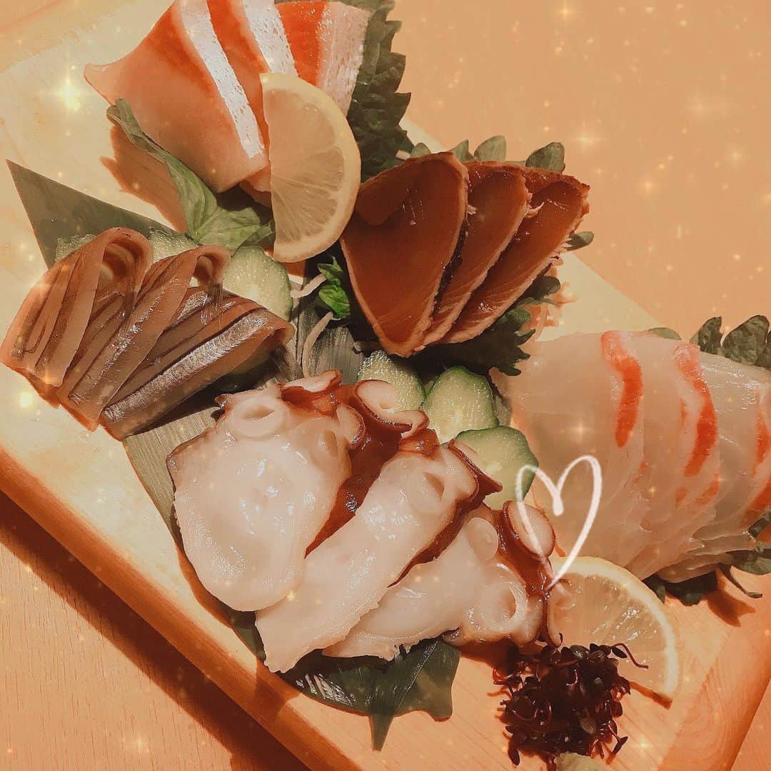 九州うまか　梅田店のインスタグラム：「九州うまかの海鮮五種盛り 人気のきびなごのお造りを食べれちゃう！ シーズンによって種類が変わります、 是非スタッフにお気軽に種類をお聞きください。  #TikTok #居酒屋 #個室 #喫煙可 #ディナー #梅田 #大阪 #グルメ #デート #接待 #打ち上げ #宴会 #コロナに負けるな  #fff #lfl #九州 #美味い #ご当地グルメ」