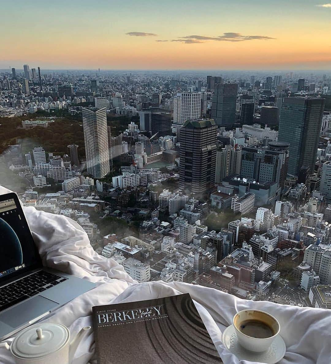 The Ritz-Carlton, Tokyoのインスタグラム：「都内で1番高いビルから望む東京は格別です。素敵な景色を眺めながら優雅なひとときをお過ごしください。﻿ ﻿ Getting back to the top of the world, with city views stretched out beyond the windows of The #RitzCarltonTokyo. #RCMemories -via @berkeleybespoke」