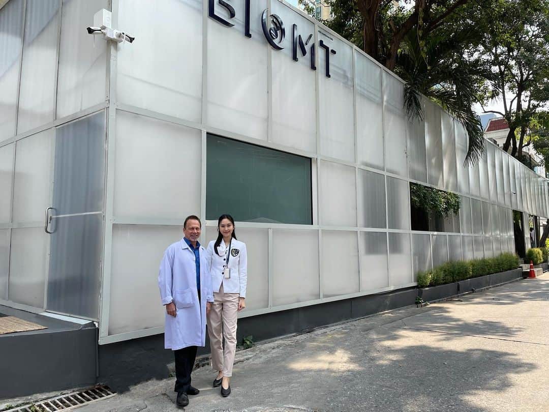 ポーイ・タリーチャダー ペッチャラットのインスタグラム：「Final set up with lovely Dr.Erik and our researcher at Biomt factory & Laboratory . 💊🔬#bringlabtolife #Biomt #soon #OEM」