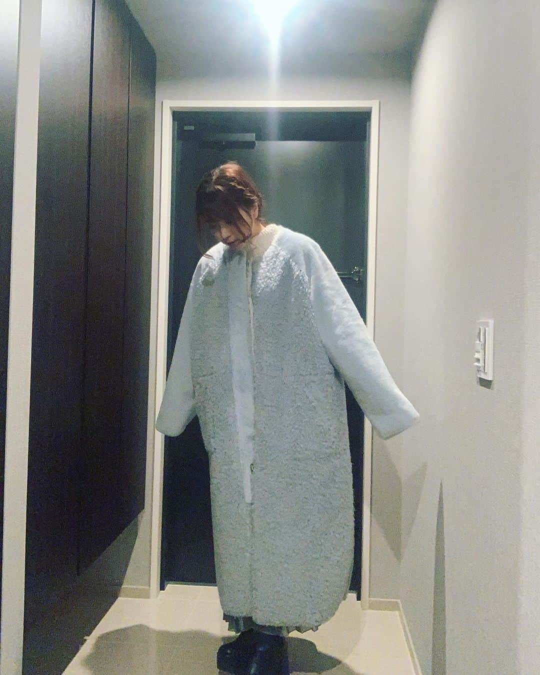 のインスタグラム：「この冬の主役に決めていたブルーの モコモココート  着て行くお出かけもできないから  これ着てスーパー行ってきた🙋‍♀️  #リバーシブル #amerivintage  #ブルー #なんとか着たい」