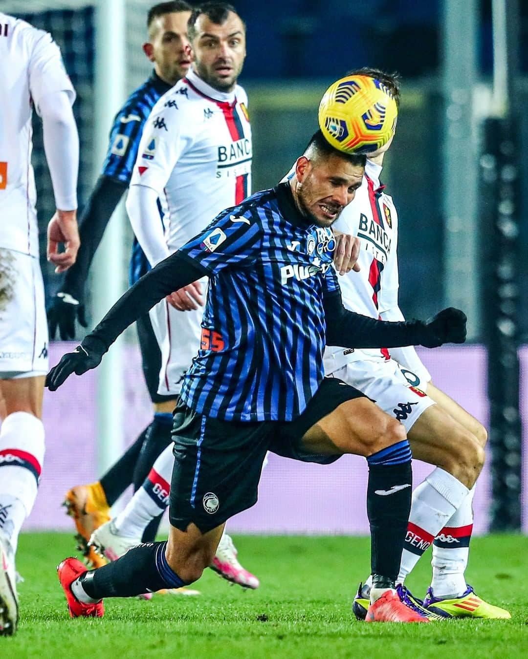 アタランタBCさんのインスタグラム写真 - (アタランタBCInstagram)「Fighting spirit ⚔️ Su ogni pallone 👊 ⠀ #MondayMotivation #GoAtalantaGo ⚫️🔵 #Atalanta #BergAMO #ForzaAtalanta」1月18日 19時29分 - atalantabc