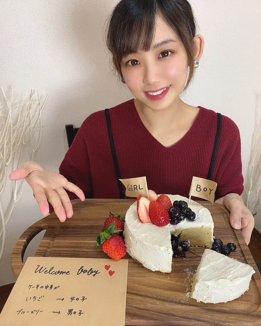 Moeさんのインスタグラム写真 - (MoeInstagram)「. 妊娠がわかったらすぐに これやりたい！と思ってた ジェンダーリビールケーキ🎂 . 米粉も再開して 米粉のシフォンケーキを土台に 1から手作りしました🌿 . 結果はブルーベリー🫐で 男の子👦です！ 旦那さん変なテンションで 笑ってました（笑） （女の子がよかったらしい←） . わりと早めにわかってた けどこのために黙ってた（笑） . . 名前もいっぱい考えてるけど この子にとって初めての パパとママからのプレゼント やし、たぶんこの先一生 呼び続けられると思うと すごく難しい🤔 . もう4月まですぐや！と思うと いろいろ焦っちゃう🥲 結構時間あると思ってたのにね . . 今日もベビはお腹の中で ぼこぼこと暴れています（笑） . . #ジェンダーリビールケーキ #性別判明  #性別確定  #性別発表サプライズ  #妊娠初期 #妊娠中期 #妊婦 #マタニティ #マタニティアカウント #ぷんにー #ぷんにーらいふ  #晩ご飯 #妊婦飯 #妊娠中期 #妊婦ごはん #妊婦生活  #2021年4月出産予定  #令和3年4月出産予定  #令和3年ベビー #初マタ #妊婦さんと繋がりたい #初マタさんと繋がりたい #先輩ママさんと繋がりたい #男の子ママ予定 #おうち時間 #おうち時間を楽しむ #いちごスイーツ」1月18日 19時30分 - pimoemoe