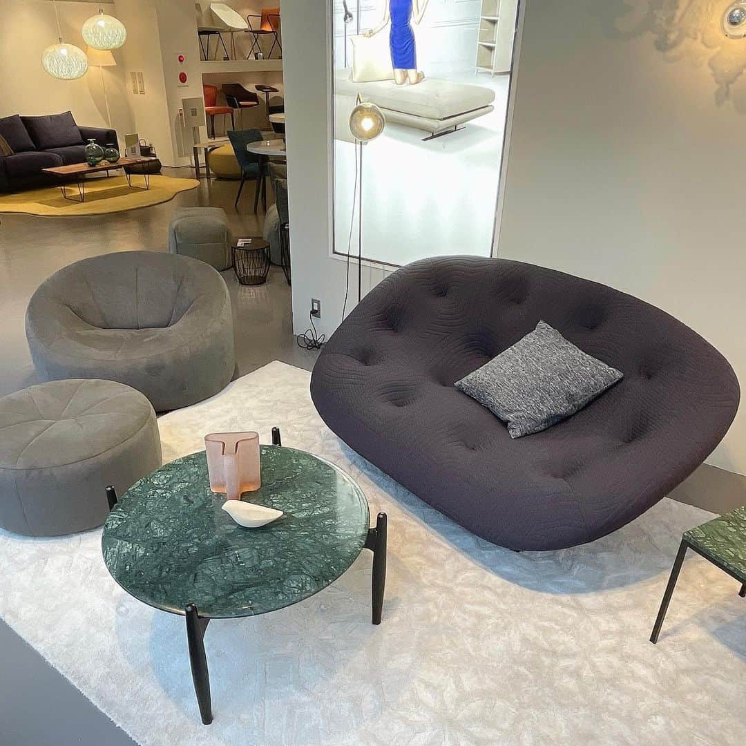 ligne roset shopさんのインスタグラム写真 - (ligne roset shopInstagram)「ソファ　RosetPLOUMは、他にはないデザインが印象的です。 しかし、展示色のネイビーの生地は落ち着いた雰囲気にしてくれますので、いろんなお部屋に合わせていただきやすいお色となっております😌  #ligneroset #リーンロゼ #lignerosetosaka #リーンロゼ大阪 #インテリア #インテリアショップ #interior #インテリア好きな人と繋がりたい #暮らし #海外インテリア #リーンロゼプラド #lignerosetploum  #家具　#furniture #ronananderwanbouroullec #room #sofa #ソファ #フランス @ligneroset_jp」1月18日 19時40分 - ligneroset_jp_shop