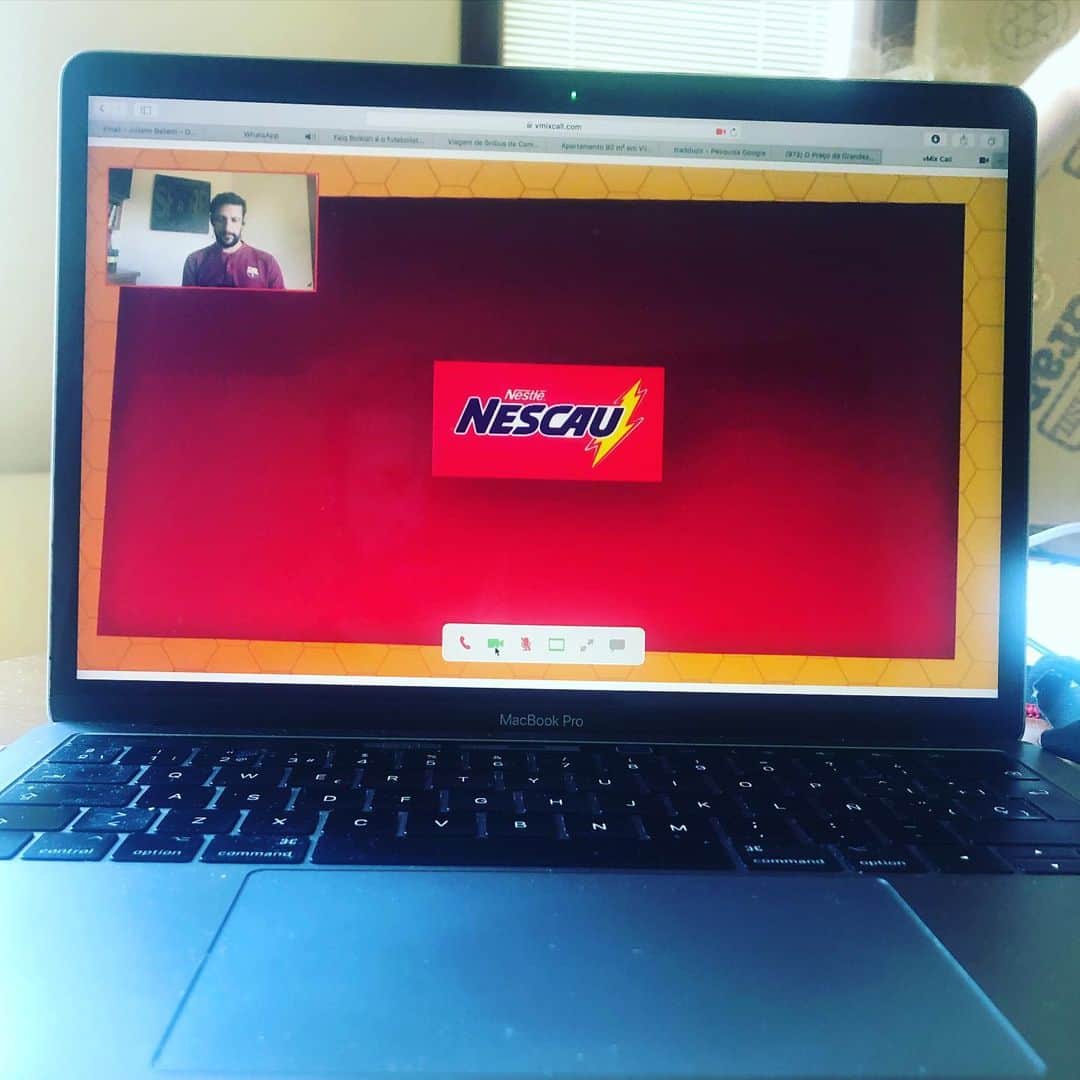 ジュリアーノ・ベレッチのインスタグラム：「Evento digital @fcbarcelona @nescau Milo. Conversei com crianças da Ásia e do Brasil. Bate-papo sobre futebol. Esse esporte pode unir e inspirar as pessoas. #belletti #forever #barça #barçalegends #embaixador #nescau #milo」