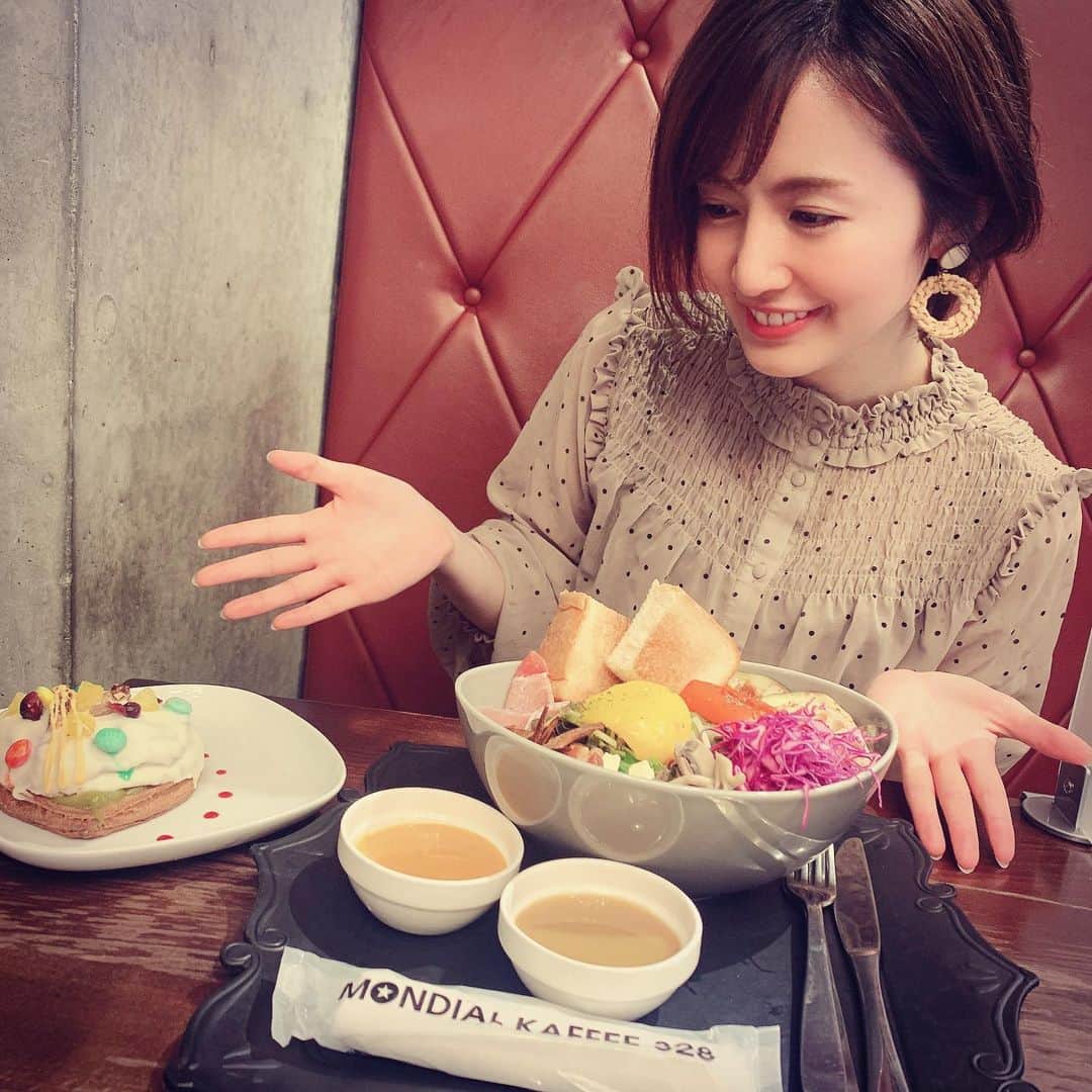 浜田真衣のインスタグラム：「MONAってね、 時々カフェとコラボして 商品出してるんですよ♡ 写真に写ってるのがまさにそれ！ 素敵でしょ😍  私はいつか チョコレート系の企画してみたいな♡ 桜味に～ 抹茶味に～ ほうじ茶味～🤤  #堀江かふぇ #大阪カフェ #大阪 #堀江 #浜田真衣 #monaカフェ #instagood  #instalike #instafashion #instapic #japanese #japan #mondialkaffee328」