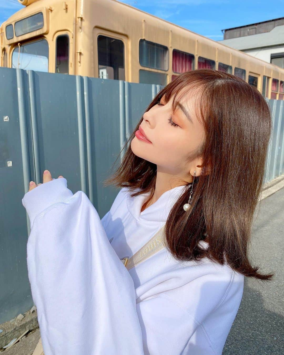 得あゆさんのインスタグラム写真 - (得あゆInstagram)「いい天気すぎてまぶい☁️☀️ 顔丸くなって大変だけど 肌の調子はかなり良いいいいい ・ ・ ・ ・ ・ ・ ・ ・ ・ ・ ・ ・ ・ ・ ・ ・ ・ ・ #冬コーデ#ホワイトコーデ#冬服#カフェ#カフェ巡り#パーカー#ロングスカート#スカート#スニーカー#ナチュラルメイク#ボブ#インスタ映え#カメラ女子#撮影#バッグ#大人可愛い#大人カジュアル#オトナ女子#スポーティー#お洒落さんと繋がりたい#韓国カフェ#韓国ファッション#white#japanesegirl#date#winterfashion#winterfashion#cafe#parker#longskirt#sneaker」1月18日 19時34分 - tokuayu819