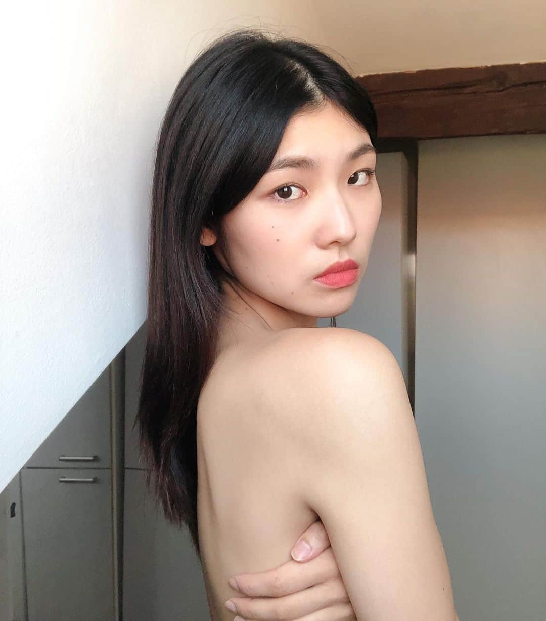 i_am_happpyのインスタグラム：「. . . I like natural and healthy 🌿 . . ありのままに生きたいから シンプルでヘルシーにすっぴんが好き。 . . #ノーファンデ生活 #ミラノで撮影した懐かしの📸」