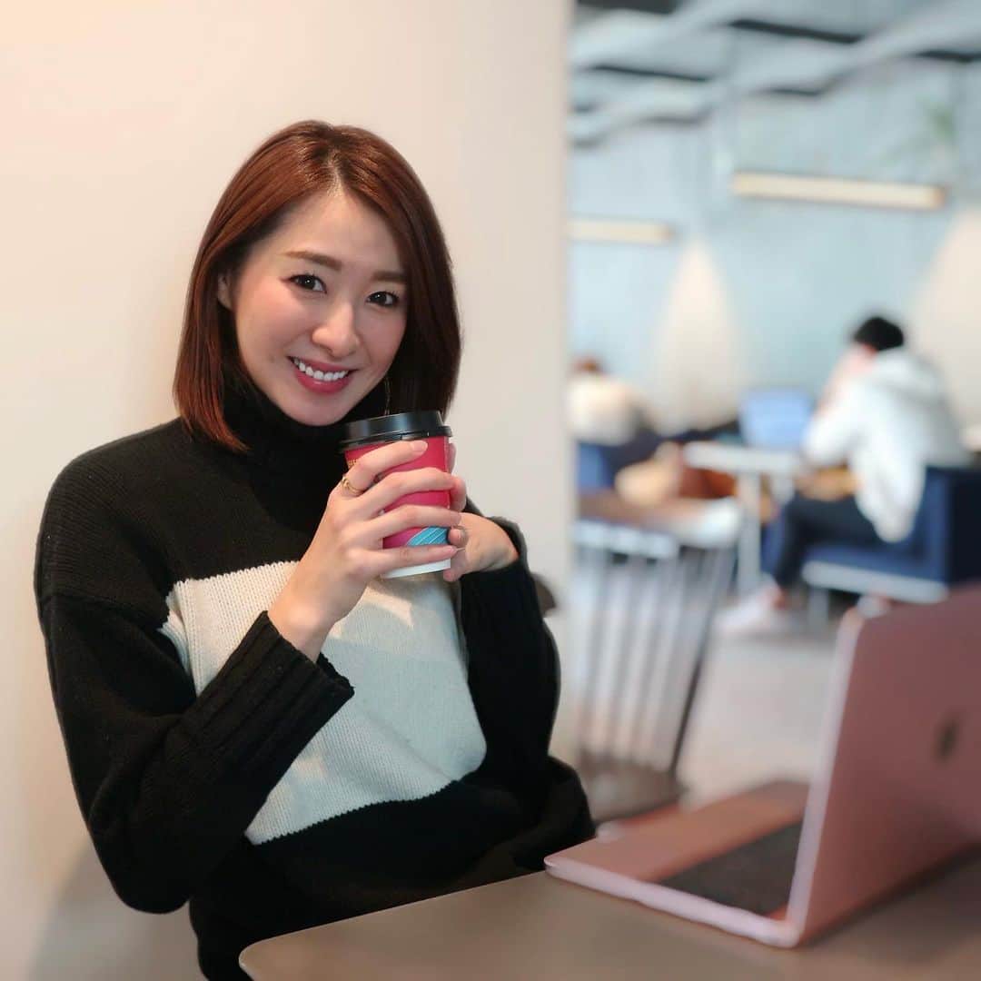 杉下理世のインスタグラム：「気分転換に近場のカフェでお仕事🌿 １日があっという間に過ぎてく…🤯 今日友人と話していて、自分の強みが明確なのって素晴らしいなと再認識しました🤔 そしてその才能を思いっきり発揮できる環境に出会えたらいいのに…♡とも✨ そのために自分が新しい事業立ち上げた意味があるなと✒︎ 2021年は、1番がんばる！！！ #cafe #meeting #cafemeeting #agent #careeradvice #caffelatte #カフェラテ中毒」