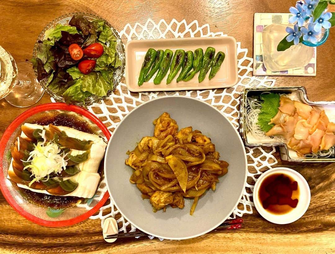 のインスタグラム：「鶏のカレー炒めは、父の大好物。 母から教えてもらったメニュー。  そして、ピータンが半額だったのでピータン豆腐。大好き❤  #ピータン豆腐  #お袋の味  #夕食メニュー  #時間割美容  #美食同源  #美容 #食育 #インナービューティー  #六車奈々 #働くママごはん #ワーママごはん #お家ごはん #花のある暮らし   #workingmama #japanese #japan #japanesefood」