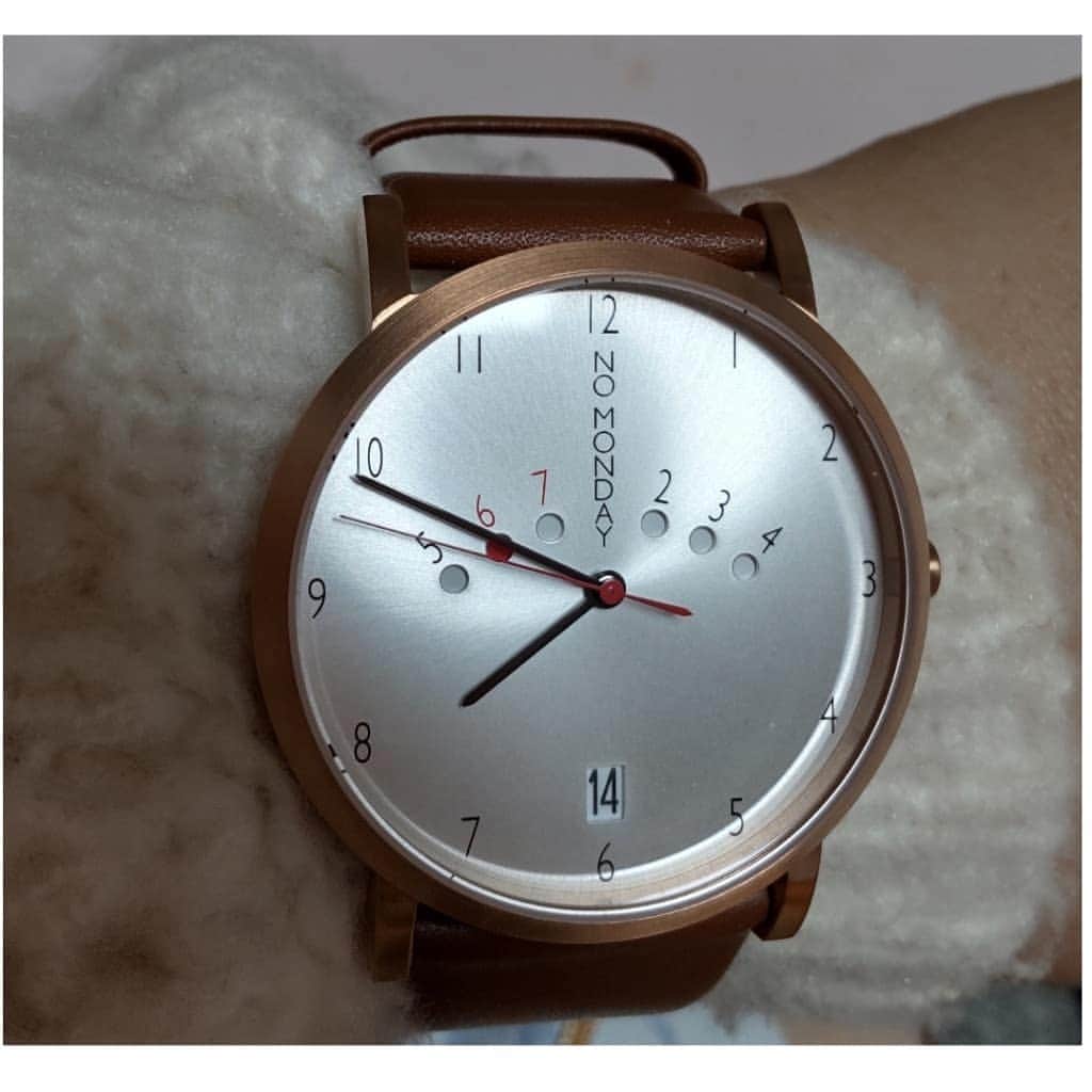 hoshizaki eriさんのインスタグラム写真 - (hoshizaki eriInstagram)「. 一週間が楽しくなる時計⌚️❣️ @nomonday_jp . シンプルなんだけど どこか都会的で洗練されている デザインが素敵な時計です✨(* >ω<) . クーポンコードは eriiiao13 です❣️ 10％offになりますよ♥ . . @nomonday_jp #ノーマンデー #時計 #腕時計 #nomonday #手元倶楽部 #手元コーデ #watches #大人ウォッチ  #happyweekend #pleaselikeit #likebackalways #followme #present #followback #相互フォロー #PR #大人コーデ #手元オシャレ #ootd #스타일 #패션스타그램 #맞팔 #팔로미」1月18日 19時39分 - eriiinyan17