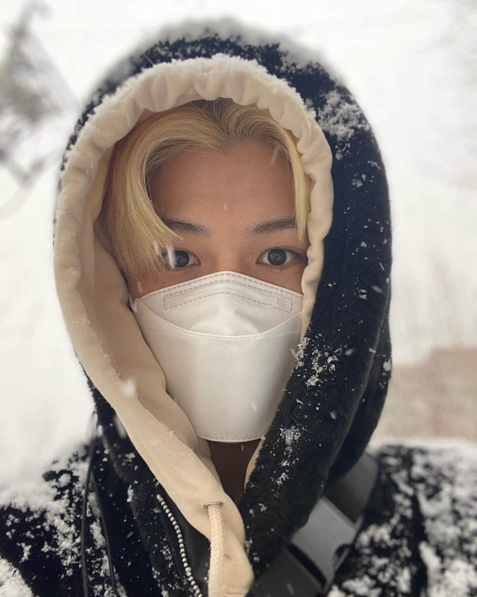 Stray Kidsさんのインスタグラム写真 - (Stray KidsInstagram)「악 눈이 또 왔다 ~~ 💙🥶😅 It snowed once again ~  #straykids #stay #felix」1月18日 19時49分 - realstraykids