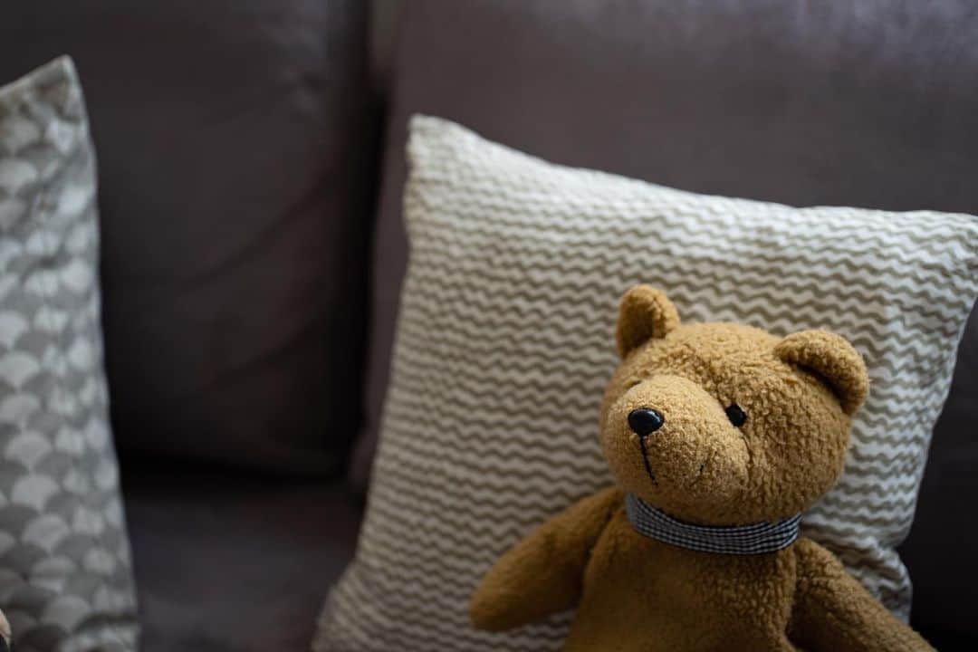 cafe_no_maのインスタグラム：「・ My brown bear hot water bottle I use it habitually ・ いつも使ってるクマの湯たんぽ。 じんわりやさしい温かさが何ともいえず クマのくたびれた感じも気に入ってます。 ・ すでに15年以上愛用していますが まだまだ現役で頑張ってもらいます。 ・ 湯たんぽなどカフェノマの 暮らしにあるものの紹介はこちらから▼ @cafenoma.style ・」