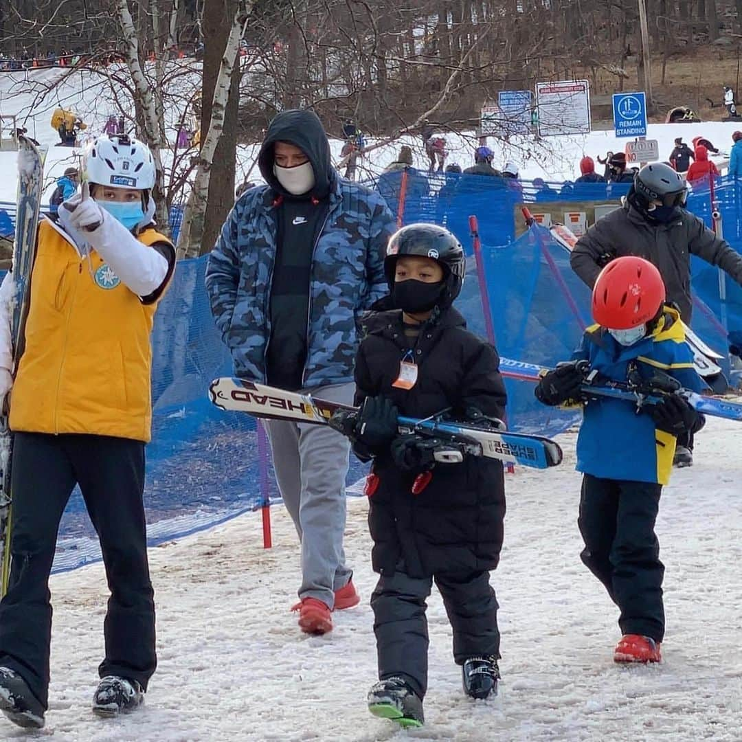 50セントさんのインスタグラム写真 - (50セントInstagram)「👀Bro this kid different, talking about he want to go skiing. I’m like skiing ⛷where, 🤷🏽‍♂️ok tell mommy i said take you . LOL #bransoncognac #lecheminduroi #bottlerover」1月18日 19時50分 - 50cent