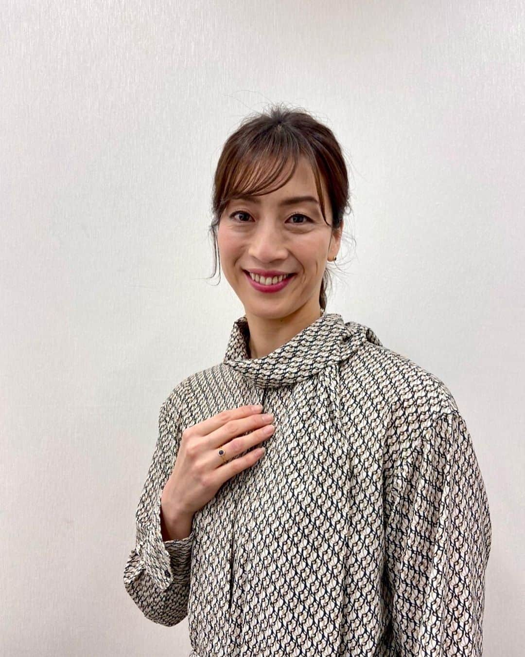 寺川綾さんのインスタグラム写真 - (寺川綾Instagram)「報道ステーション衣装です👗💡 先々週も先週もさらりとワンピで💃💓 #1/4O.A. #ワンピース #flandreonlinestore #アクセサリー #stellarhollywood #1/15O.A. #ワンピース #josephstudio #ピアス #roomx601 #リング #stellarhollywood #ありがとうございました🙏」1月18日 19時43分 - terakawaaya_official