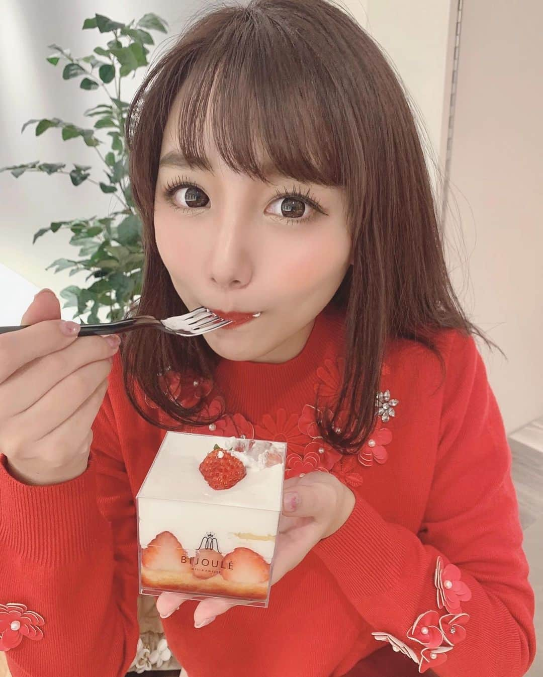 加藤里奈さんのインスタグラム写真 - (加藤里奈Instagram)「⋆ お買い物終わりに小腹が空いて ふらっと寄ったの😚  美味しかった❤︎  #ootd #fashion #instafood #instagram  #hairstyle #outfit #code #instafashion  #ファッション #撮影 #ヘアスタイル #ヘア  #コーディネート #コーデ #今日の服  #chesty #チェスティ #チェスティコーデ」1月18日 19時43分 - katoco0326