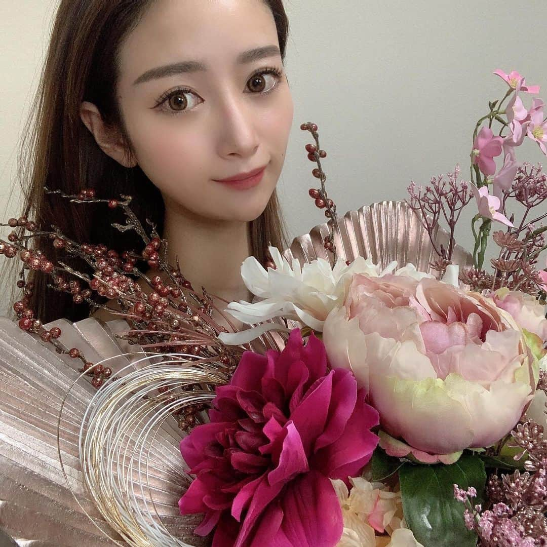 児玉菜々子さんのインスタグラム写真 - (児玉菜々子Instagram)「学生時代の同級生のお花屋さんのに新年の飾り花せっかくお願いしてたのに体調悪くてなかなか載せられなかった🥺💦  めちゃくちゃ綺麗じゃない？😳🌸 お部屋が一気に明るくなって嬉しい🙌🏻  リアルな造花でお手入れ楽だから助かる🤣  皆もお花好き？💐  同級生のお店は @milkyway._.driedflower だよ🐶  #お花 #リアル造花  #造花 #大好き #インテリア #花のある暮らし  #flowers  #instagram #instalike  #followme」1月18日 19時45分 - nanaco.conana