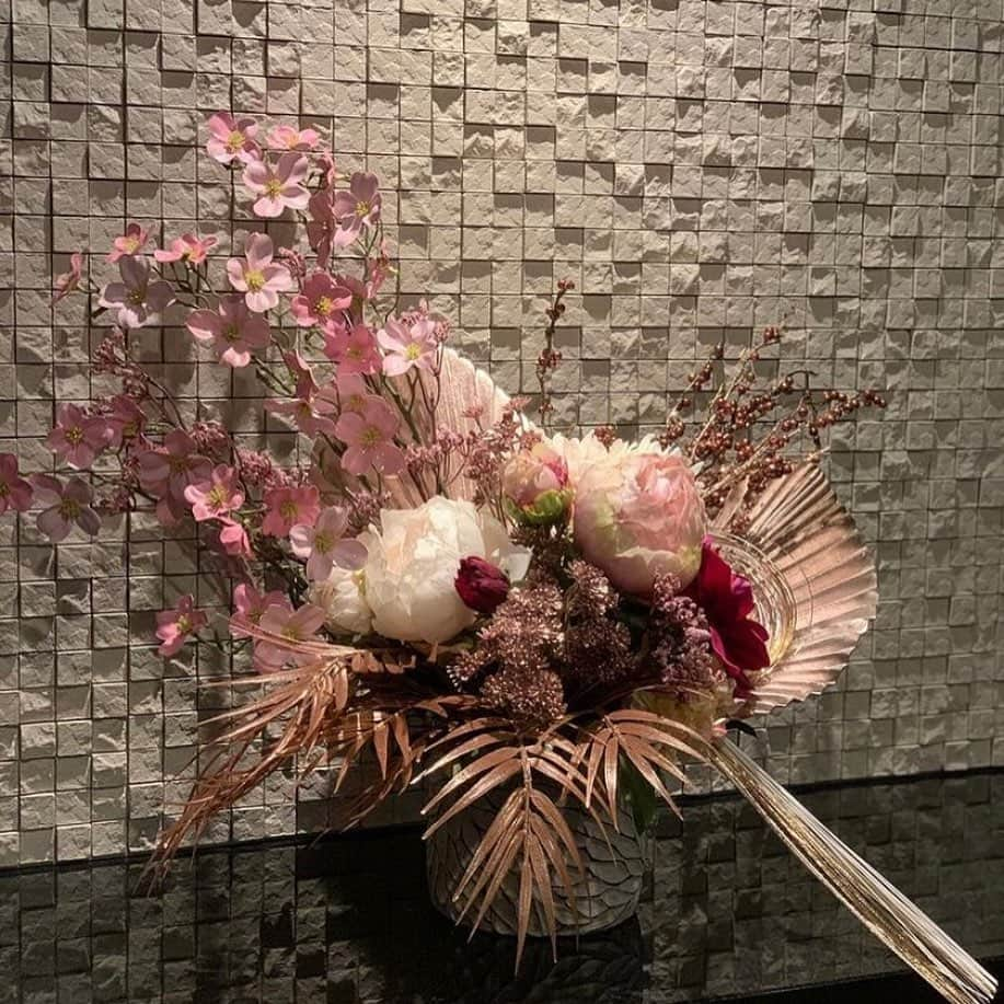 児玉菜々子さんのインスタグラム写真 - (児玉菜々子Instagram)「学生時代の同級生のお花屋さんのに新年の飾り花せっかくお願いしてたのに体調悪くてなかなか載せられなかった🥺💦  めちゃくちゃ綺麗じゃない？😳🌸 お部屋が一気に明るくなって嬉しい🙌🏻  リアルな造花でお手入れ楽だから助かる🤣  皆もお花好き？💐  同級生のお店は @milkyway._.driedflower だよ🐶  #お花 #リアル造花  #造花 #大好き #インテリア #花のある暮らし  #flowers  #instagram #instalike  #followme」1月18日 19時45分 - nanaco.conana