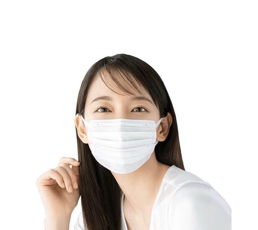 信沢Hitoshiのインスタグラム：「このマスクが欲しいけど、売り切れてて一回も買えてない！ 真ん中に、針金が入ってるから、 口紅がつきにくく、オススメ！」