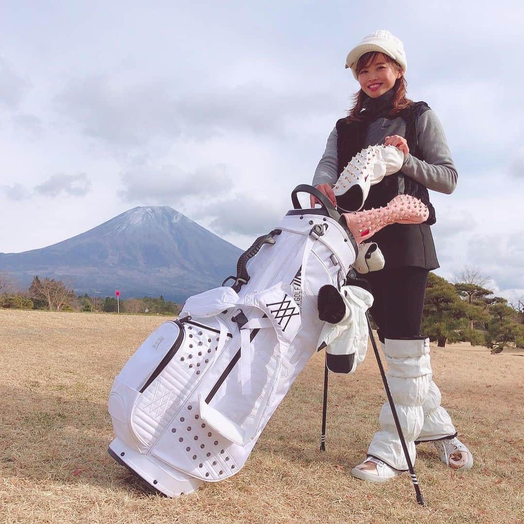 Yukaさんのインスタグラム写真 Yukainstagram おにゅーキャディバッグと Anewgolf のキャディバッグに Selmo Japan のヘッドカバー 可愛い この日は寒さ覚悟で 朝霧ジャンボリーゴルフクラブ に行ってきたよ 最初の3ホールくらいは