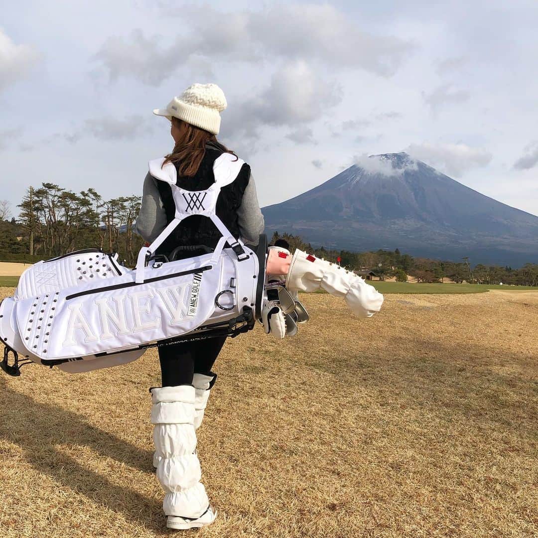 YUKAさんのインスタグラム写真 - (YUKAInstagram)「おにゅーキャディバッグと🗻🥰﻿ ﻿ @anewgolf のキャディバッグに﻿ @selmo_japan のヘッドカバー﻿ 可愛い〜🤤💕﻿ ﻿ この日は寒さ覚悟で﻿ #朝霧ジャンボリーゴルフクラブ ﻿ に行ってきたよ⛳️✨﻿ ﻿ 最初の3ホールくらいはグリーン凍っとったけど、本当にあったかくてゴルフ日和でした🥳﻿ ﻿ 今年も富士山🗻の近くで沢山ゴルフしたいなー✨﻿ ﻿ #ゴルフ好き #ゴルフ #ゴルフラウンド #ゴルフ女子 #ゴルフ上手くなりたい #ゴルフスイング #ゴルフスイング動画 #ゴルフコーデ #ゴルフ男子 #ゴルフ好きな人と繋がりたい #ゴルフバカ #ゴルフ好きな人と仲良くなりたい #ゴルフウェア #ゴルフ記録 #ファッション #おしゃれさんと繋がりたい #お洒落 #ゴルジョ #スポーツ好き #スポーツコーデ  #golf #golfstagram #golfwear #golfgirl #golfswing #골프여자#골프스타그램 #골프 #골프웨어」1月18日 19時51分 - golf_yuka3405