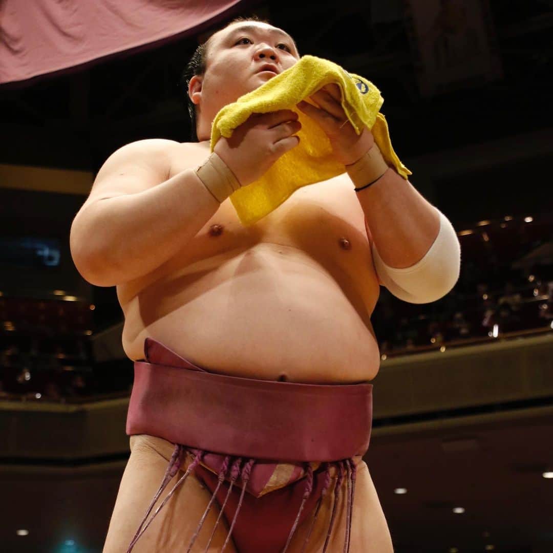 日本相撲協会さんのインスタグラム写真 - (日本相撲協会Instagram)「大相撲一月場所 九日目  力士が使うタオルの色は、締め込みの色と合わせたり、好きな色にするなどさまざま。  優勝争いは、全勝だった大栄翔が宝富士に敗れ、1敗に。2敗で正代、3敗で10名の力士が追います。  @sumokyokai  #大相撲 #sumo #相撲 #力士 #お相撲さん #japanphoto #sumowrestlers #japanculture  #一月場所 #1月場所 #初場所 #東京 #タオル #使わない力士もいます」1月18日 19時51分 - sumokyokai