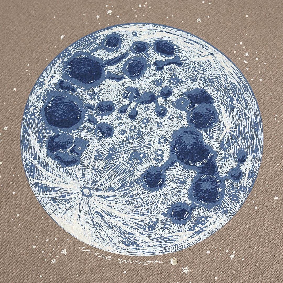 marbleSUD(マーブルシュッド) のインスタグラム：「今夜の満月はなんて綺麗なの！なんて眺めていると…お気づきになられましたか？マーブルシュッドのお月様に住んでいるのは“プードルの親子”。月を見ていたデザイナーには、月の姿がこんな風に映ったそうです🐩 星と一緒にラインストーンもキラッと煌めく新作プリント、その名はズバリ「moon」。」