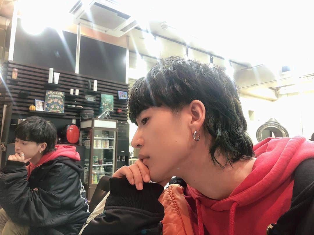 三山凌輝さんのインスタグラム写真 - (三山凌輝Instagram)「😽😽😽😽 My hair color changed to  green. lol✂️🙊 #ウルフカット  #インナーカラー」1月18日 19時53分 - ryokimiyama_official