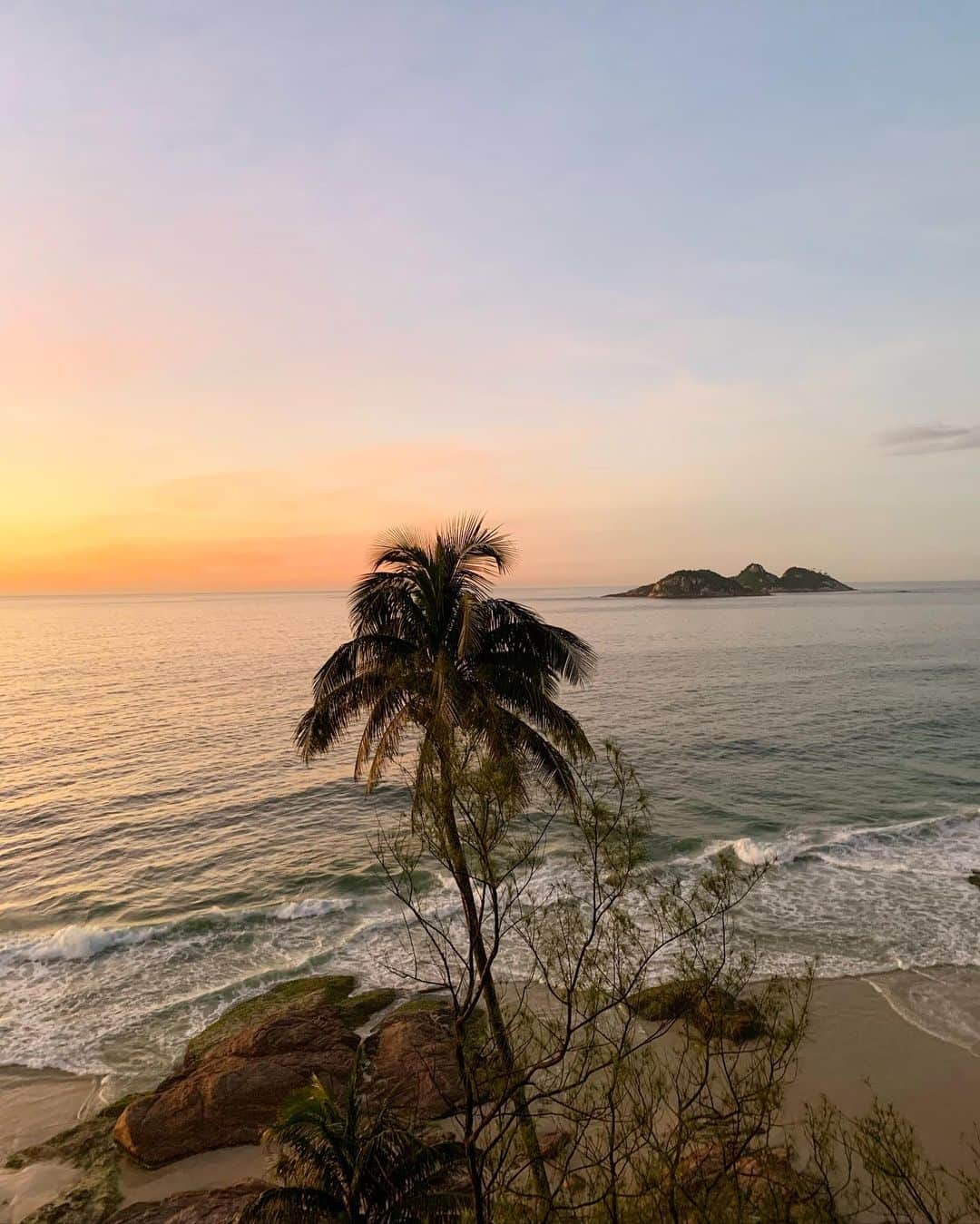イザベラ・サントーニのインスタグラム：「Amanhecer ou final de tarde? 🤔 . Não consegui escolher. Registros do melhor cantinho do errejota: meu quarto 💖」