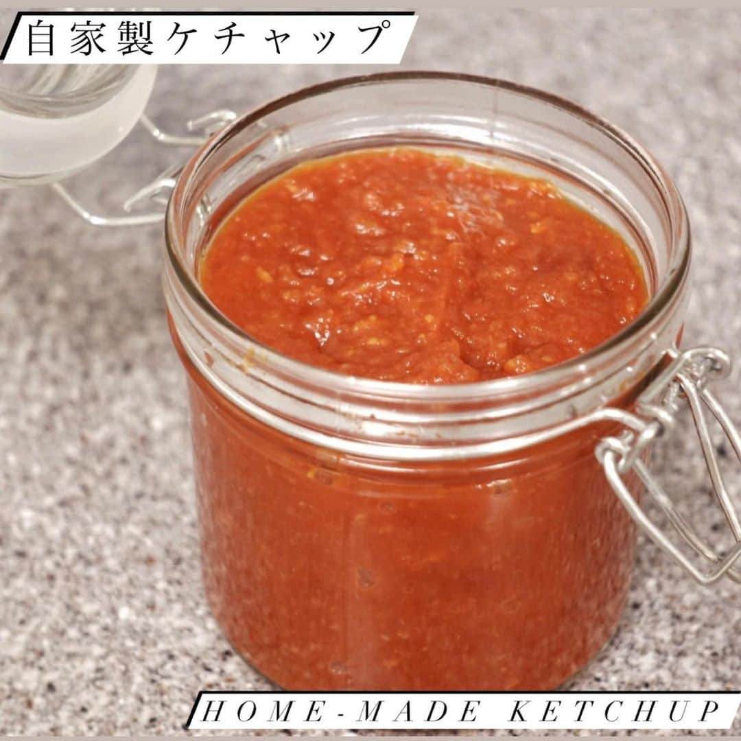 大野南香さんのインスタグラム写真 - (大野南香Instagram)「* 【Home-made ketchup】 I tried making home-made ketchup🍅 It was surprisingly easy to make (I probably make only easy recipes😅)  It was salty enoght to preserve for a while so I used it not only as ketchup but also a seasoning for tomato soup (see the last photo)! Making own seasonings as you like is very exciting and interesting.  ︎︎﻿ ︎︎﻿☺︎︎﻿ ︎︎﻿ ︎︎﻿☺︎︎﻿ ︎︎﻿ ︎︎﻿☺︎︎﻿ 【自家製ケチャップ】 ケチャップ作りに挑戦！トマト等をミキサーでガーとしたあとにグツグツゆっくり煮ていくだけ◎とっても簡単！保存効くように塩気を少し強めにしたから、ケチャップとしてだけじゃなくてスープのベース調味料としても使えた◎すごくおいしかったから今度はもう少し塩気を抑えて甘めのケチャップにしようかな〜  #everydayhappy ︎︎﻿ ︎︎﻿☺︎︎﻿  #ヘルシー﻿ #料理﻿ #クッキングラム ﻿ #cooking﻿ #healthyfood﻿ #minakaskitchen﻿ #vegansweets﻿ #ヴィーガンスイーツ﻿ #homemade ﻿ #homemadefood ﻿ #vegan﻿ #vegetalian﻿ #ベジタリアン﻿ #ヴィーガン﻿ #ビーガン﻿ #organic﻿ #organicfood ﻿ #bio﻿ #オーガニックカフェ﻿ #cheesecake﻿ #bakedcheesecake ﻿ #vegandessert﻿ #sweets ﻿ #ketchup  #homemadeketchup  #ケチャップ #自家製ケチャップ」1月18日 19時56分 - minaka_official