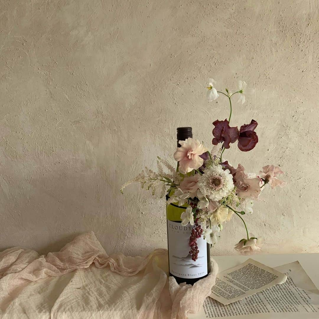 플로리스트 이주연 florist Lee Ju Yeonさんのインスタグラム写真 - (플로리스트 이주연 florist Lee Ju YeonInstagram)「. . 와인데코 선물 하시는 센스 👍🏻 . #와인데코 #와인장식 . 订花 WeChat ID vaness_flower 페이팔 결제 가능  클래스상시모집 당일꽃주문가능 . #수업문의 #주문예약 #lesson #Order  Katalk ID vaness52 WeChat ID vaness_flower E-mail vanessflower@naver.com . 서초구 양재천로 123 5층 📞02-545-6813 . #vanessflower #florist #flowershop #handtied #flowerlesson #花束 #바네스플라워 #플로리스트 #꽃다발 #부케 #플로리스트학원 #플라워레슨 #양재동꽃집 #양재역꽃집 #꽃다발주문 #꽃수업 #꽃주문  #대관 #공간대여 #스튜디오대관 #자연광스튜디오 #자연광스튜디오대관 #스튜디오」1月18日 19時59分 - vanessflower