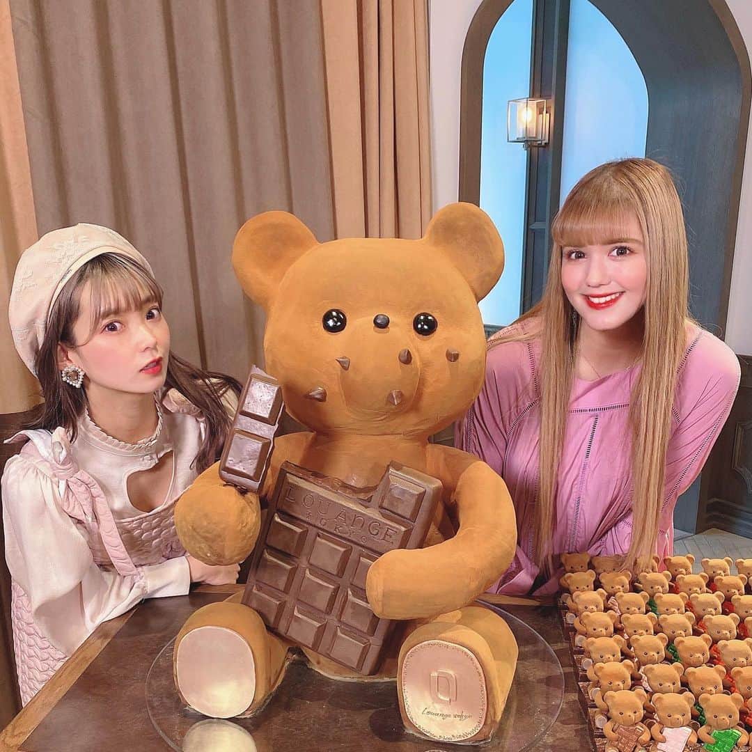 のインスタグラム：「紗蘭と一緒にルワンジュの展示会にお邪魔してきた〜💓  薔薇に埋まってるクマちゃんとチョコ食べかけクマちゃんが可愛い🧸🌹  #ルワンジュ東京」