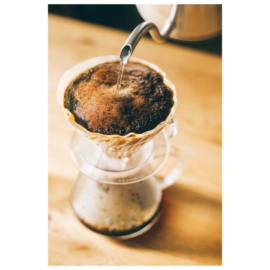 HARIOのインスタグラム：「ㅤㅤㅤㅤㅤㅤㅤㅤㅤㅤㅤㅤㅤ _______________________________________ ㅤㅤㅤㅤㅤㅤㅤㅤㅤㅤㅤㅤㅤ ガラスの透明感にこだわった Simply HARIOのガラスドリッパーセット。  V型円すい形のペーパーフィルターは コーヒー粉の層が深く、コーヒー粉に注いだ お湯が円すいの頂点に向かって流れるので 豆の旨味を余すことなく抽出できちゃいます◎  『V60 Glass Brewing Kit』 ▶詳細はプロフィールリンクから _______________________________________ #ハリオのある暮らし #hario #ハリオ #hariov60 #v60 ㅤㅤㅤㅤㅤㅤㅤㅤㅤㅤㅤㅤㅤ #ドリッパー #ハンドドリップ #コーヒー #珈琲 #珈琲時間 #コーヒータイム #コーヒーブレイク #おうち時間 #おうちカフェ #コーヒー豆 #キッチン #キッチン雑貨 #シンプル #シンプルライフ #休日 #暮らしを楽しむ #丁寧な暮らし #暮らしを整える #日々の暮らし #コーヒー道具 #simplyhario #coffeetime #coffeebreak #coffeedripper #pourovercoffee」
