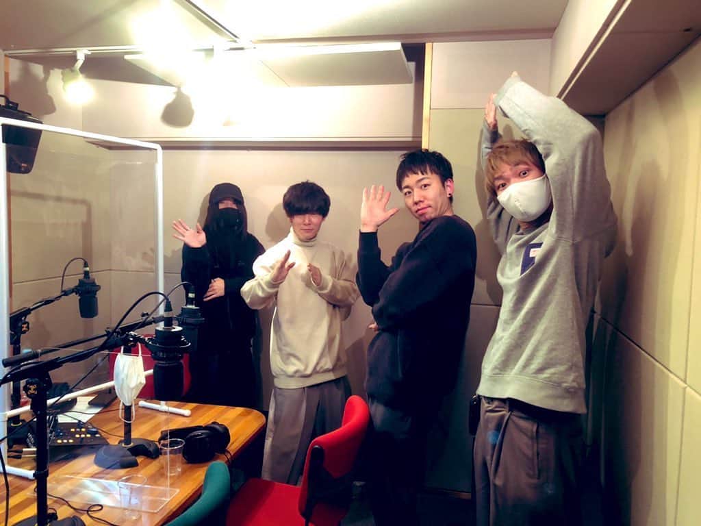 白井將人のインスタグラム：「#ライクソング ありがとうございました、5/9まで、4人で全力で駆け抜けます、まだ発表してないライブもあるし、まだ発表してない新曲もあります、まだまだ楽しみにしててくれ！！！！！  (今日の放送、どうにかして聴ける形に残しておくので聴けなかった方も待っててね)」